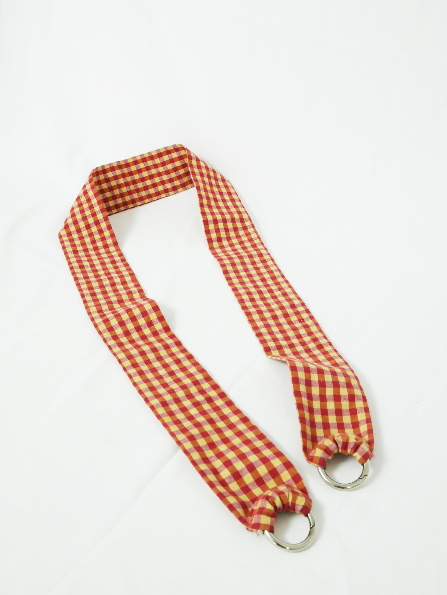 Cuelga móvil vichy rojo